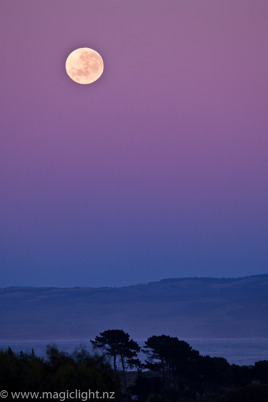 Setting Moon, Dunedin 2009